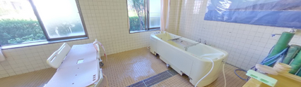 介護施設の充実した浴室