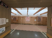 情報掲示板がある廊下