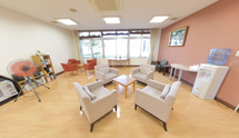 施設内の明るい共用ラウンジ