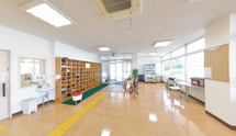 明るい介護施設の入口とリビング
