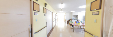 介護施設内の廊下と居住空間