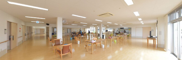 ケア施設の明るい共有エリア