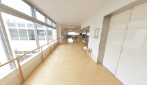 清潔で明るい介護施設の廊下