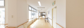 広くて明るい施設の内部廊下