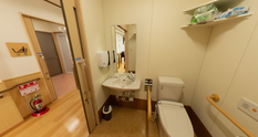 施設のトイレと廊下