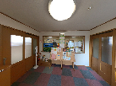 案内板がある広々とした廊下