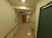 清潔感のある通路と扉