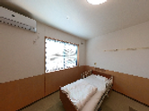 シンプルな家具の寝室