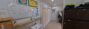 広々とした介護施設の受付エリア