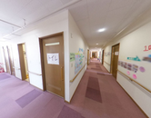 温かみの廊下と掲示板