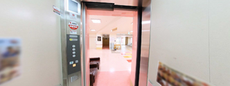 介護施設内の通路とエレベーター
