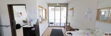 介護施設の明るく広々とした受付