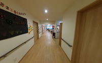 介護施設内の廊下と部屋