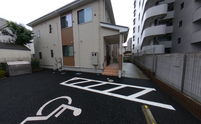 介護施設の外観と駐車場