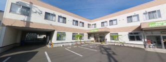 広々とした駐車場のある介護施設