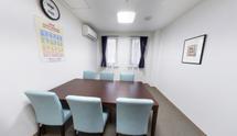 介護施設内の明るい共用エリア