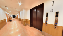 介護施設内の廊下とエレベーター
