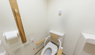 手すり・安全設計のトイレ空間
