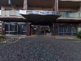 広々とした建物外観
