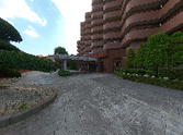 緑に囲まれた建物の外観