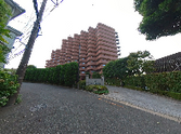 赤レンガ色の建物外観