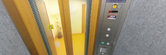 清潔で明るいエレベーター内部