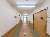 介護施設内の廊下と部屋の扉