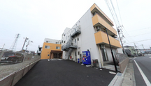介護施設の外観とアクセス道路