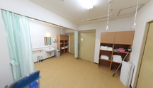 清潔でゆとりのある施設の部屋