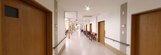 清潔感のある施設の廊下と共用エリア
