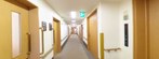 明るい介護施設の内部廊下