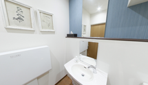 施設内トイレの明るく広々とした空間