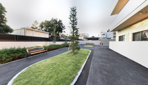 広々とした施設外観と緑の庭園
