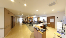 介護施設内の共用ラウンジ兼廊下