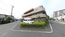介護施設の外観と交通状況