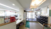 介護施設のエントランスと情報掲示コーナー