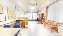 介護施設の明るい居間