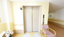 介護施設の明るい廊下