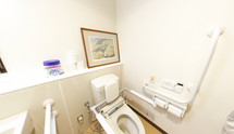 手すり付きの安全なトイレ空間