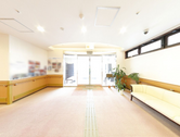 清潔感あふれる明るいホール