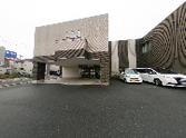 施設外観と駐車場