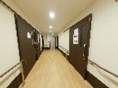 広々とした通路の景色