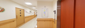 介護施設内の廊下と入口