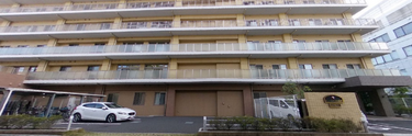 円形の外壁を持つ介護施設の全景