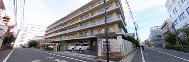 介護施設の外観と通り