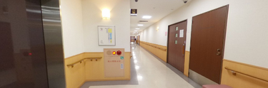 職場となる施設の廊下とエレベーター