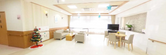 広々とした明るい介護施設のロビー
