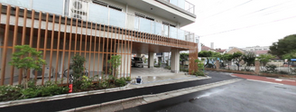 角地にある新しい介護施設の外観