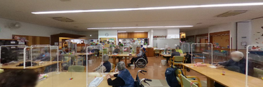 介護施設の温かみのある共有エリア