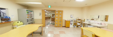 明るい介護施設のダイニングエリア